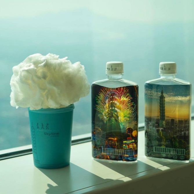 台北101名物「クラウドコーヒー」（左）/台北101限定のミネラルウォーター（右）