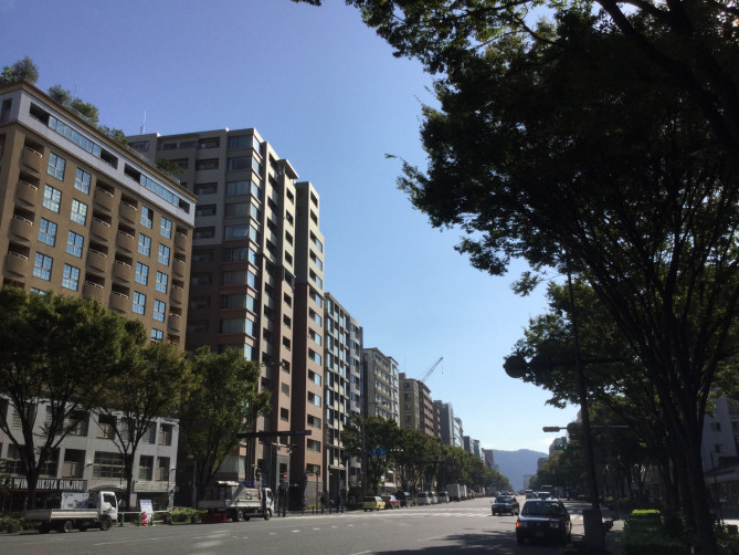 広々とした御池通