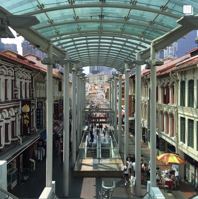 ストリートは賑やかで買い物天国