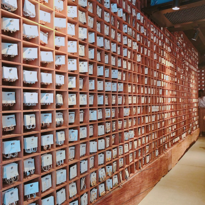 ピアスを中心にアクセサリーがずらり