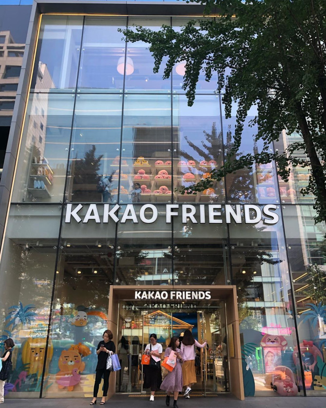 ホンデの大通りにどんとそびえ立つカカフレンズストア