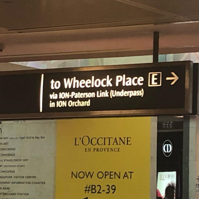 地下道でつながるショッピングモール