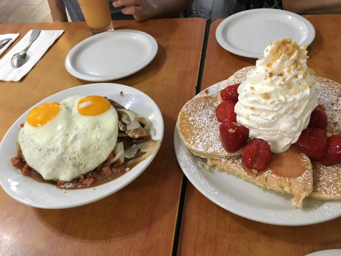 エッグスンシングスのパンケーキとロコモコ