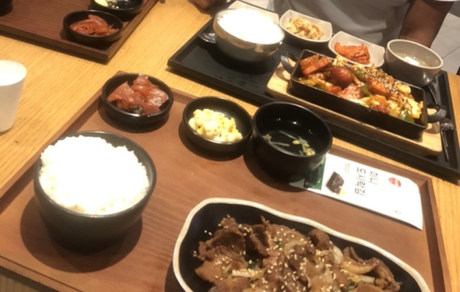 KoreanFoodStreetでプルコギ定食を注文