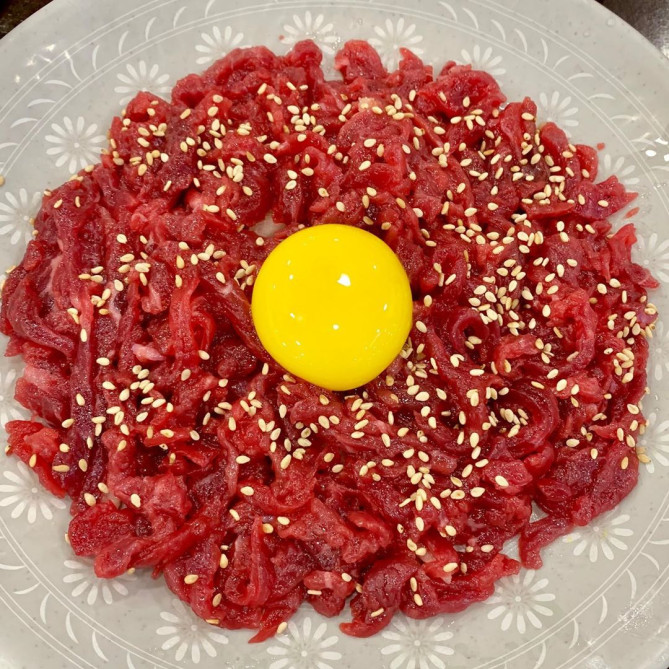 ユッケ通りの人気店ユッケチェメチッの新鮮ユッケ