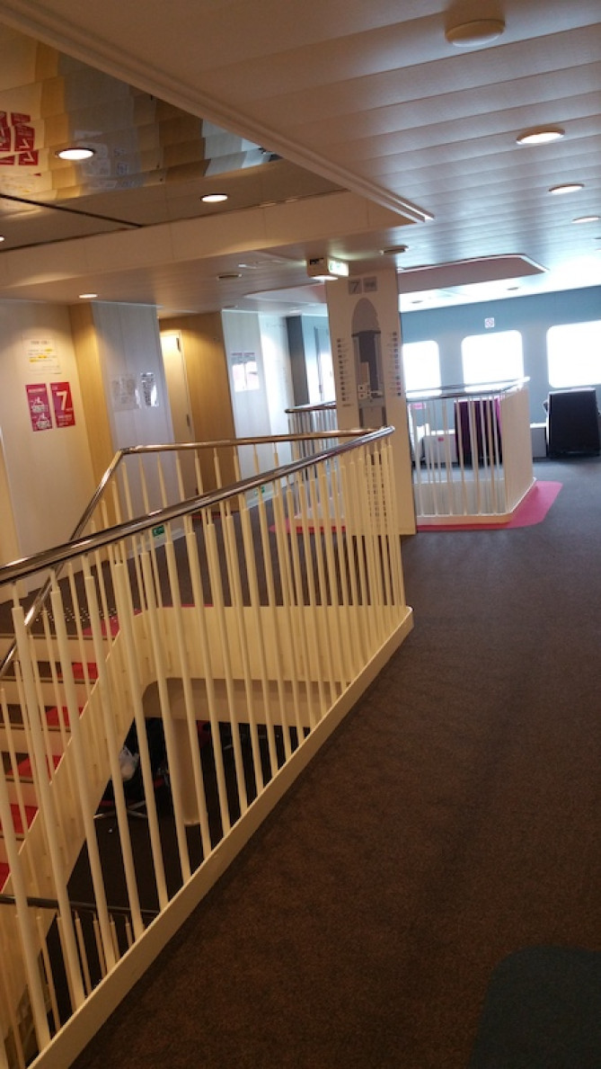 各フロアをつなぐ階段とホール