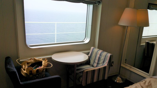 仕事スペースにも使えるテーブル＆チェア