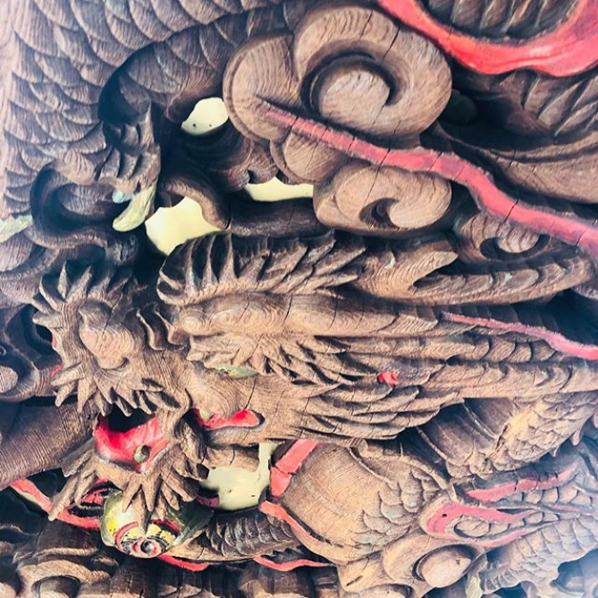 大灯篭の龍は迫力満点