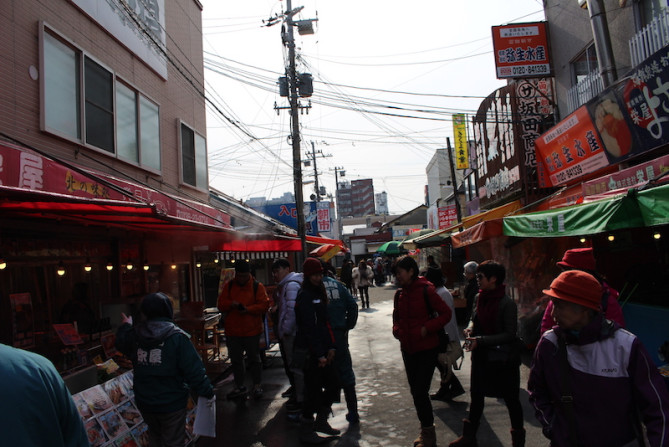 海産物を扱う店舗がひしめく