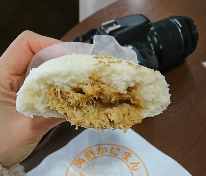 たっぷりとカニあんがつまった「かにまん」