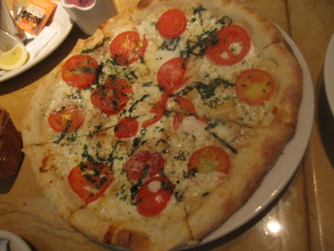 チーズケーキファクトリーの大きなピザ