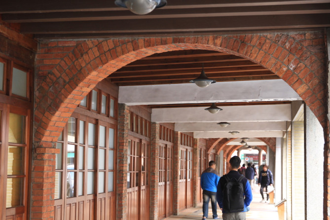 洋風のアーチと中華風の壁のコントラストが面白い