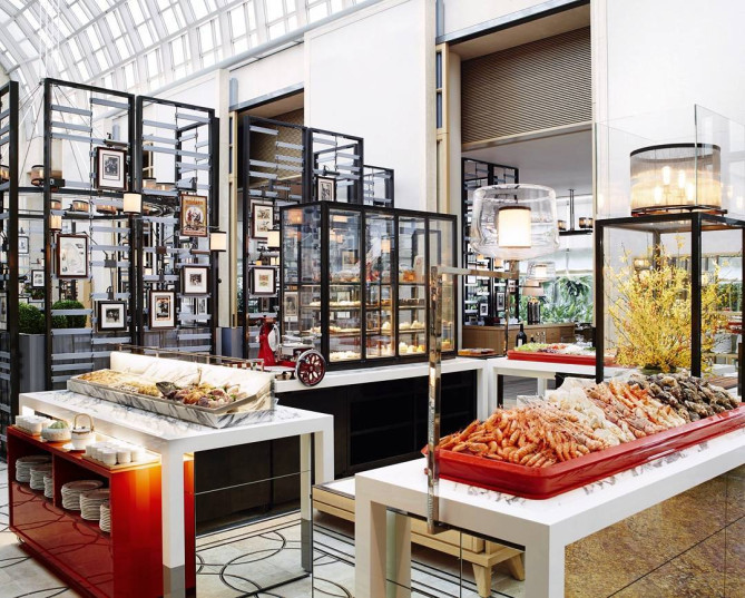 大人気レストランコロニーのビュッフェ