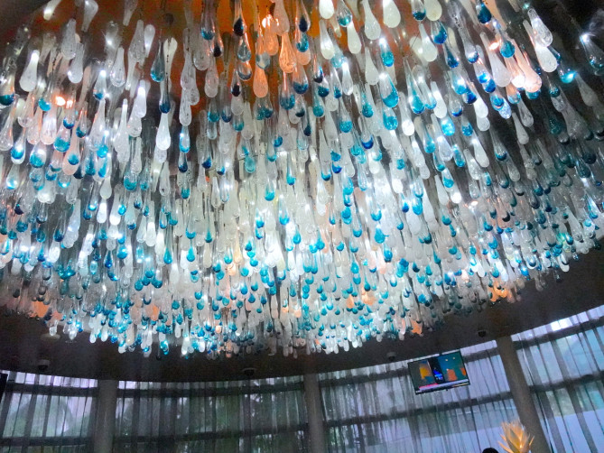 立派なシャンデリア