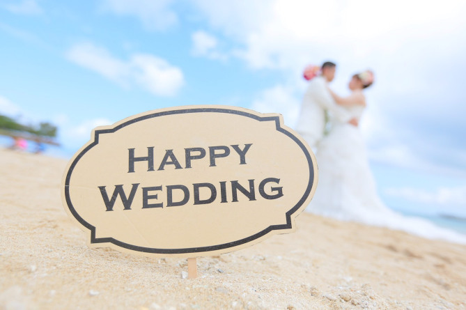 ビーチにドレスが映えるウェディングフォト