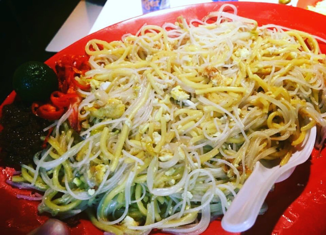 地元民に大人気のアーホックのホッケンミー