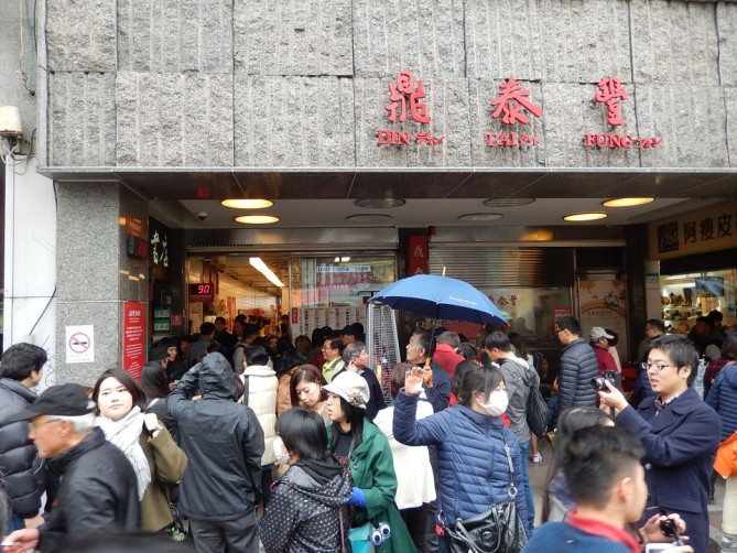 ランチタイム・・・とはいえとんでもない込み具合