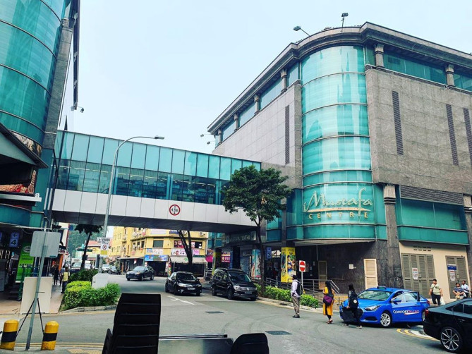 巨大スーパーのムスタファセンター