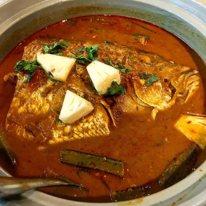 シンガポール名物フィッシュヘッドカレー