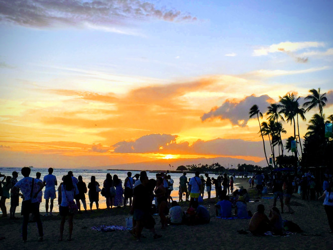 夕焼けのワイキキビーチ