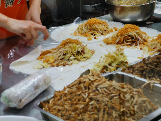 潤餅をつくっているところ