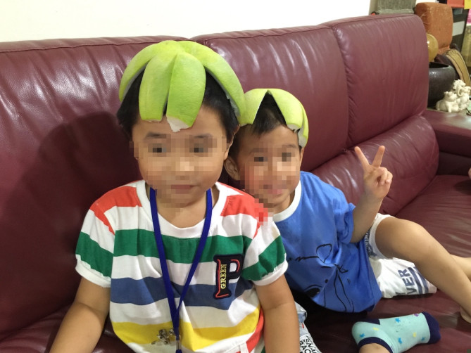 文旦帽子をかぶる甥っ子たち