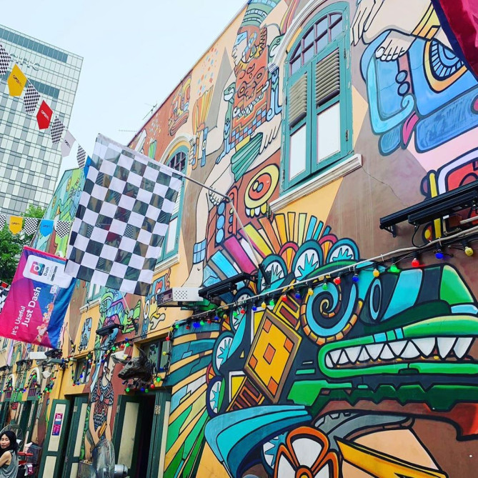 色鮮やかな壁画アート