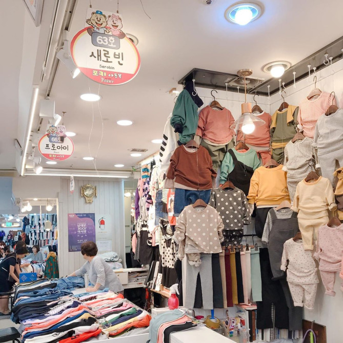 所狭しと子ども服が並ぶ市場らしい風景