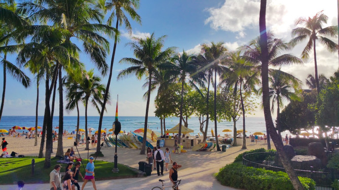 にぎわうワイキキのビーチ