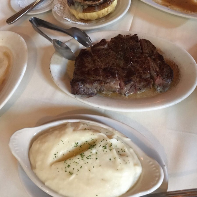 付け合せのハッシュポテトはアメリカンサイズ