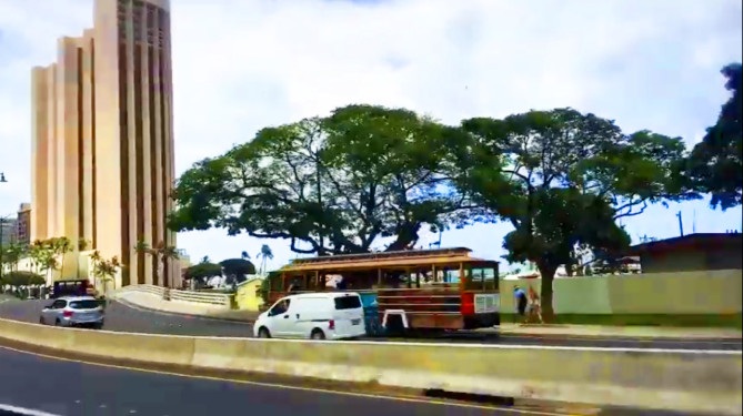 ワイキキの街を走るトロリーバス