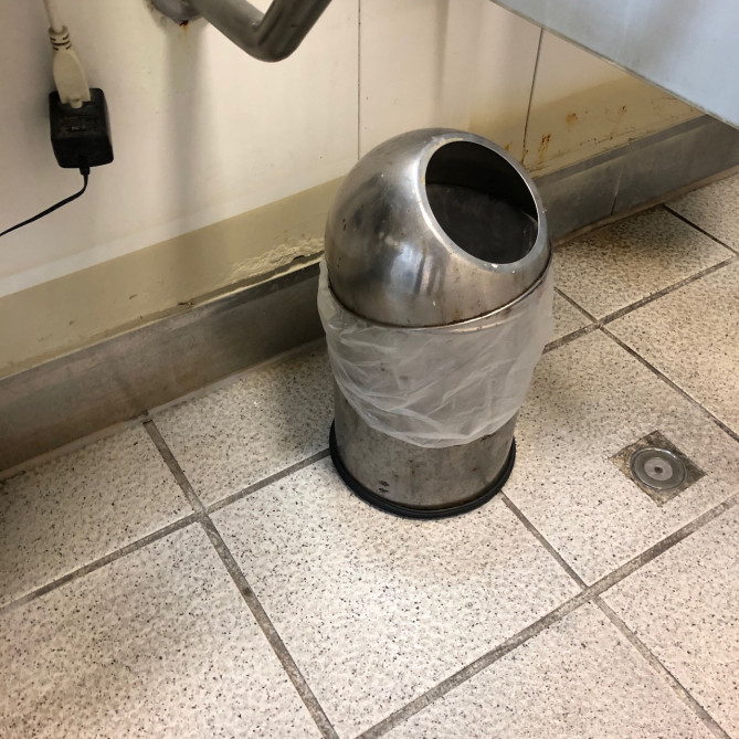 流せないトイレにはゴミ箱がある