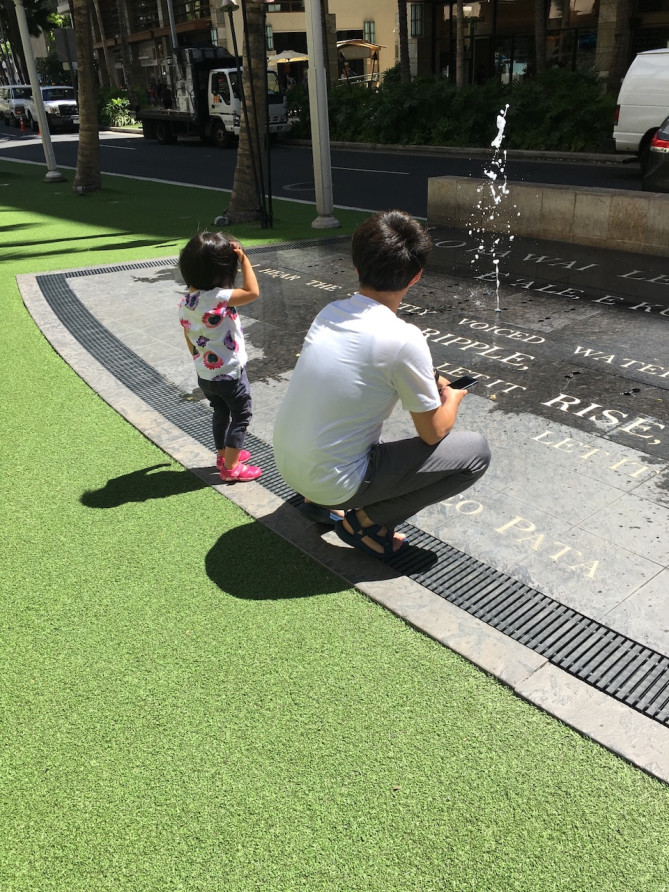 ワイキキビーチウォークの広場