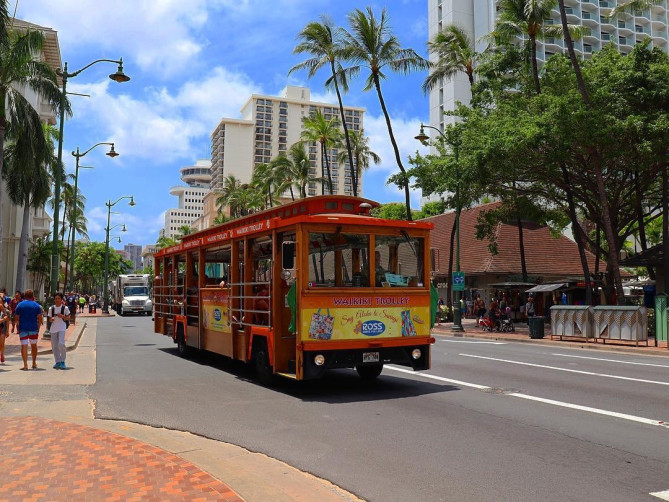 ハワイでおなじみのトローリーバス