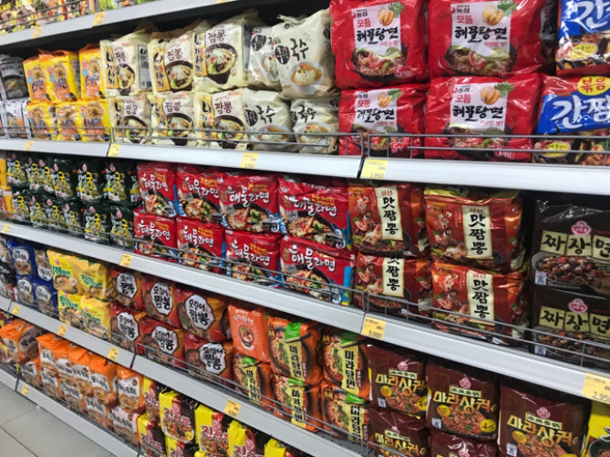 韓国の袋入りインスタントラーメン