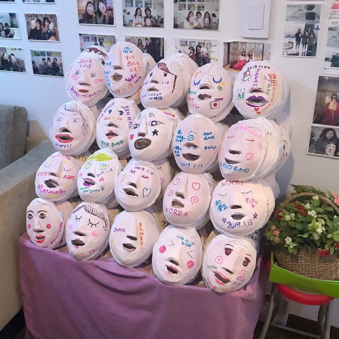 山積みにされた石膏パック