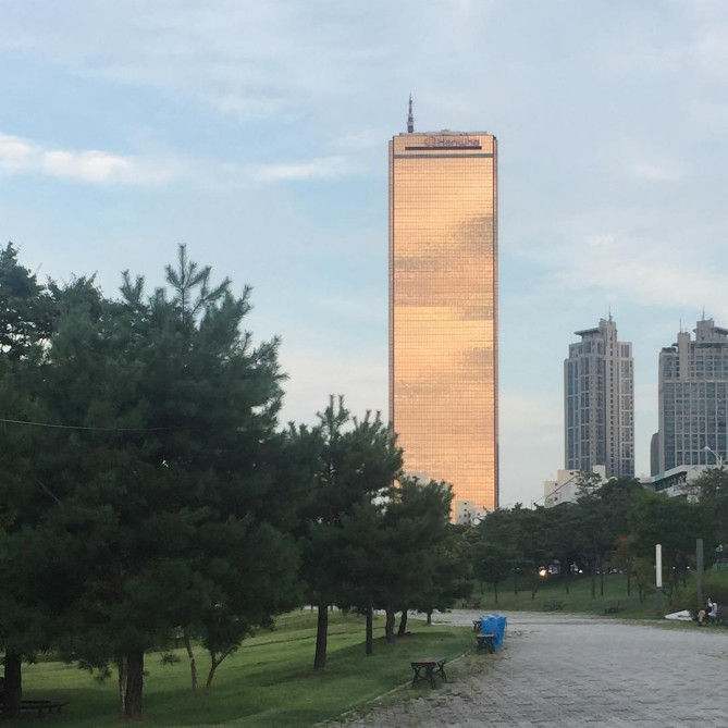 黄金に輝く63ビルディング