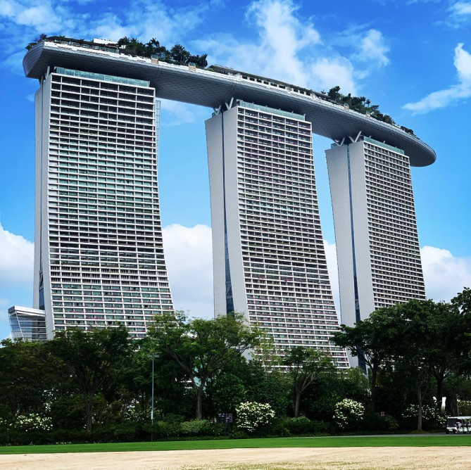 ガーデンズ・バイ・ザ・ベイ側から見えるマリーナベイサンズ