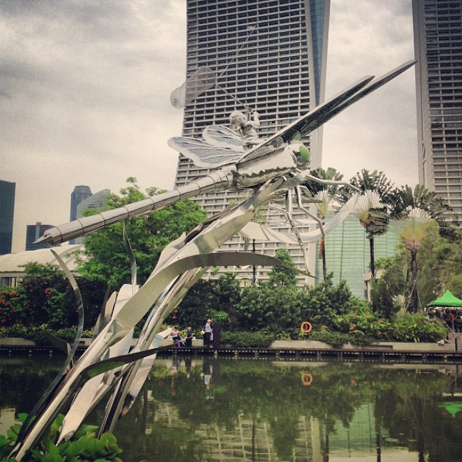 巨大なトンボのオブジェ