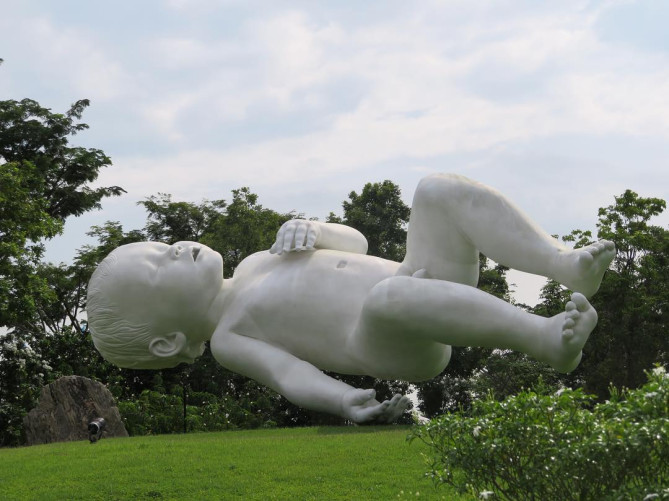 巨大な赤ちゃんのオブジェ