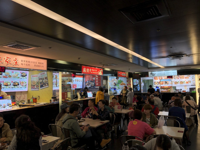 夜市のような雰囲気のフードコート