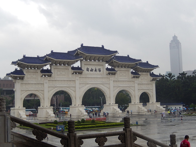 中正記念堂と雨に煙る台北101