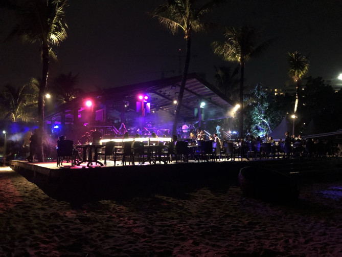 ガンビーチ沿いのバー