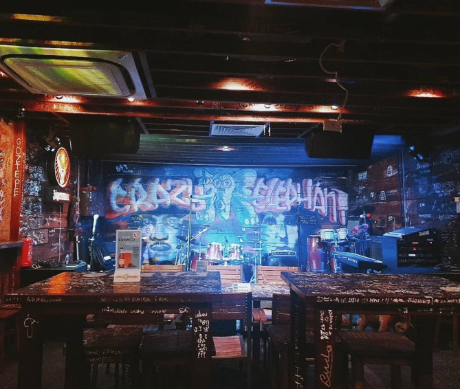 落書きで埋め尽くされているクレイジー・エレファント