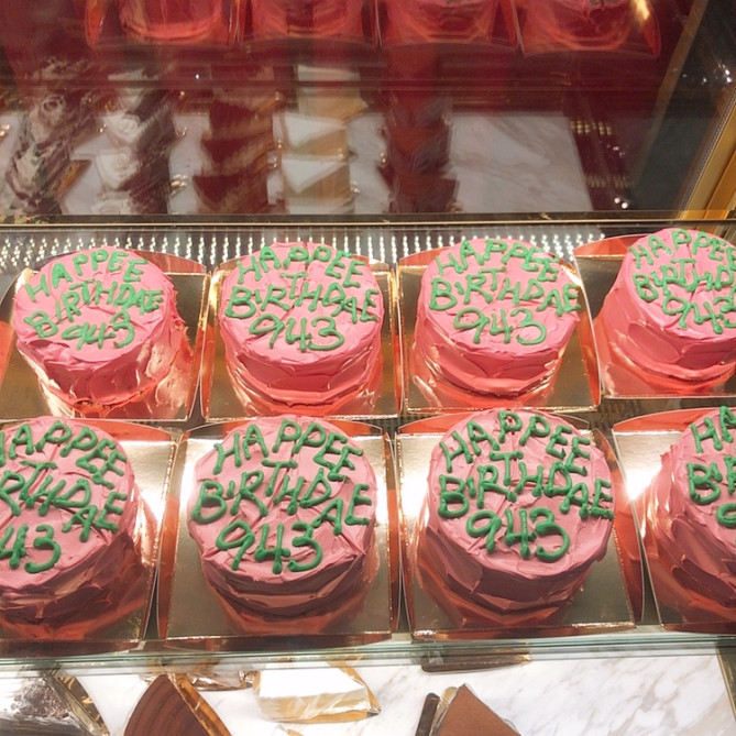 ショーケースには見覚えのあるバースデーケースが･･･！