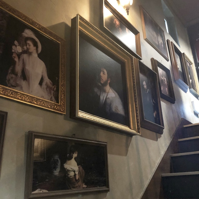 階段の壁には絵画がずらり！