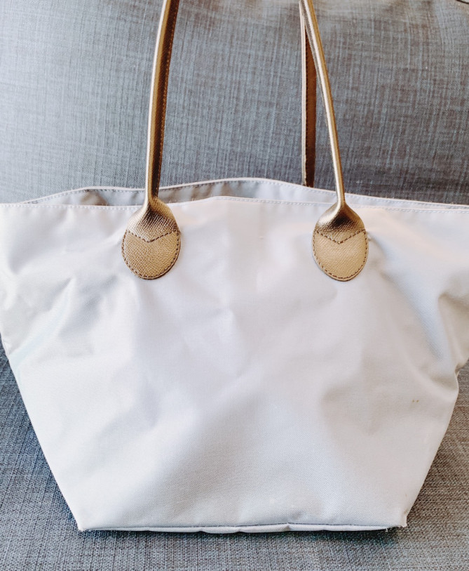 肩からかけられるトートバッグ