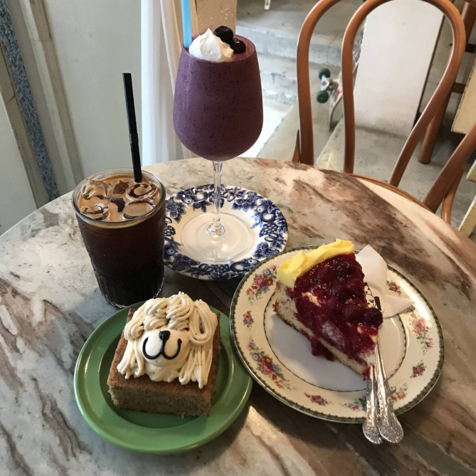 ヴィクトリアケーキと犬の紅茶ケーキ