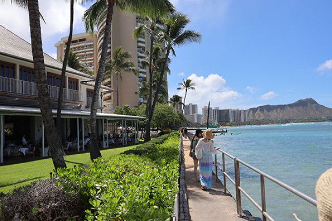 観光客とワイキキビーチ