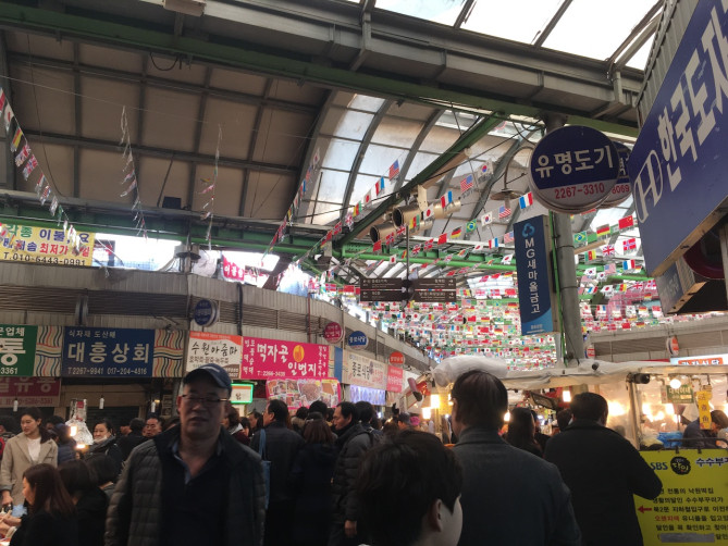 広蔵市場の中の様子